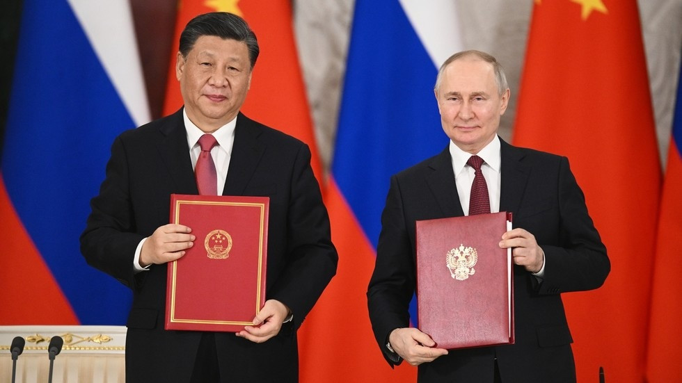 Tổng thống Nga Vladimir Putin và Chủ tịch Trung Quốc Tập Cận Bình ký tuyên bố chung ngày 21/3. Ảnh: Sputnik Tổng thống Nga Vladimir Putin và Chủ tịch Trung Quốc Tập Cận Bình ký tuyên bố chung ngày 21/3. Ảnh: Sputnik