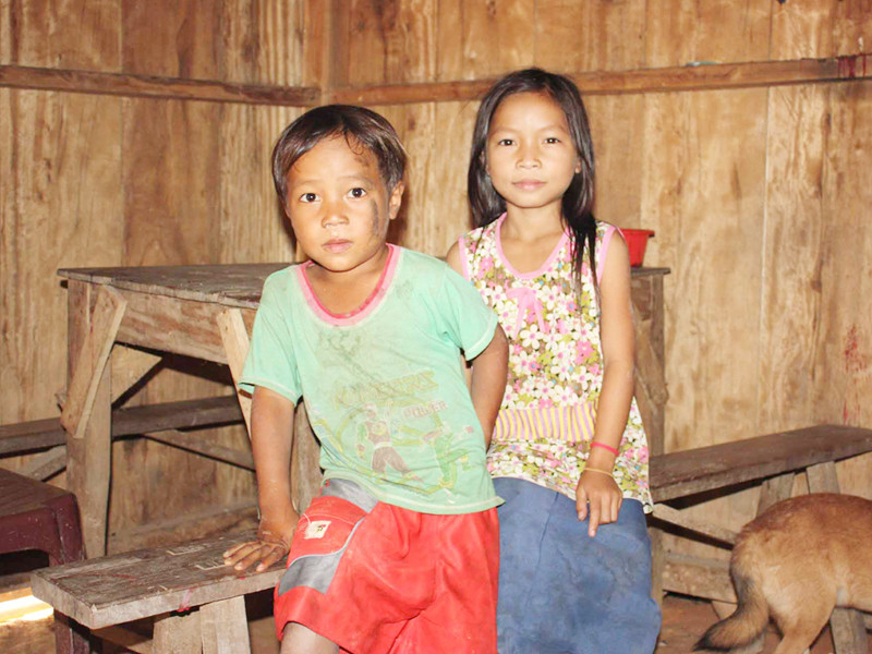 Hai đứa trẻ mồ côi khi người cha bị ma túy cướp đi