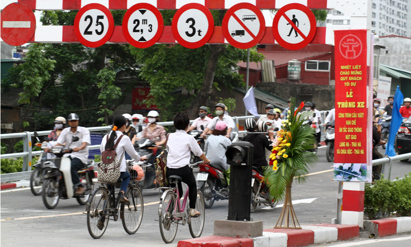 Chỉ có xe máy, ô tô trọng tải từ 3 tấn trở xuống được lưu thông trên cầu, tốc độ tối đa 40 km/giờ. Xe thô sơ, người đi bộ, xe buýt, ô tô trên chín chỗ, ô tô tải trên ba tấn không được qua cầu. Tuy nhiên vẫn có những trường hợp vi phạm