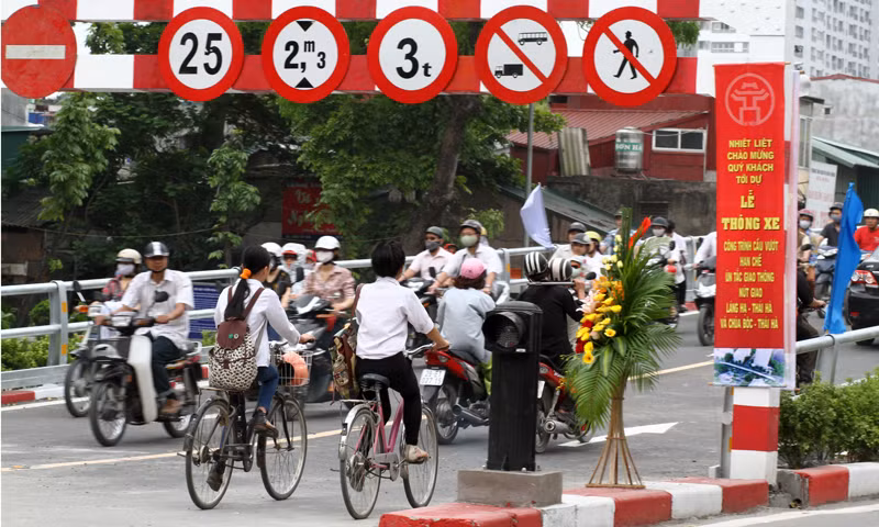 Chỉ có xe máy, ô tô trọng tải từ 3 tấn trở xuống được lưu thông trên cầu, tốc độ tối đa 40 km/giờ. Xe thô sơ, người đi bộ, xe buýt, ô tô trên chín chỗ, ô tô tải trên ba tấn không được qua cầu. Tuy nhiên vẫn có những trường hợp vi phạm