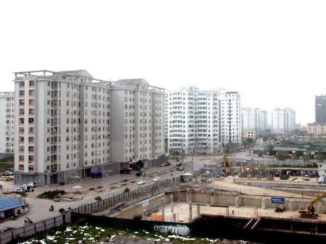 Theo Bộ Xây dựng, pháp luật về nhà ở hiện hành đã quy định chủ đầu tư phân bổ lợi nhuận từ việc kinh doanh thương mại (bao gồm cả tiền sử dụng đất được miễn cho phần diện tích đất xây dựng nhà ở thương mại) vào dự án để bù đắp chi phí đầu tư NƠXH, góp phần giảm giá bán, giá cho thuê, giá cho thuê mua NƠXH. Do vậy, chủ đầu tư không phải nộp lại tiền sử dụng đất khi bán phần kinh doanh thương mại này. Theo Bộ Xây dựng, pháp luật về nhà ở hiện hành đã quy định chủ đầu tư phân bổ lợi nhuận từ việc kinh doanh thương mại (bao gồm cả tiền sử dụng đất được miễn cho phần diện tích đất xây dựng nhà ở thương mại) vào dự án để bù đắp chi phí đầu tư NƠXH, góp phần giảm giá bán, giá cho thuê, giá cho thuê mua NƠXH. Do vậy, chủ đầu tư không phải nộp lại tiền sử dụng đất khi bán phần kinh doanh thương mại này.