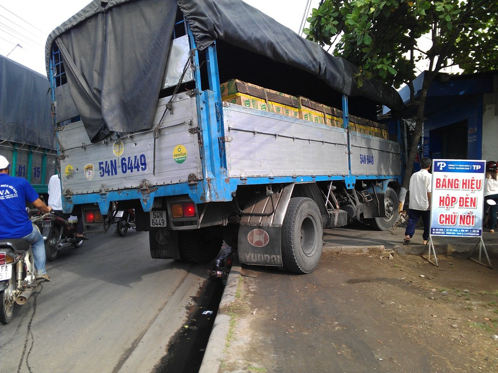 Chiếc xe mất thắng 50m lao lên vỉa hè