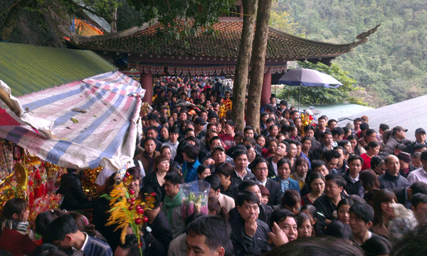 Người đi lễ nghẽn lối. Người đi lễ nghẽn lối