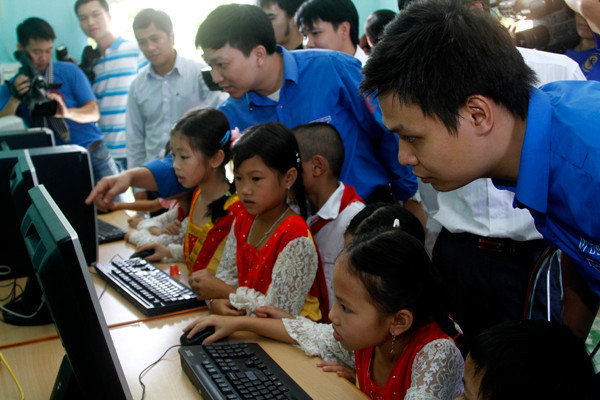 Các tình nguyện viên lắp ráp và kết nối internet cho các máy tính trong thư viện. Các tình nguyện viên cũng đã hướng dẫn các em học sinh sử dụng máy tính và truy cập trang web điện tử