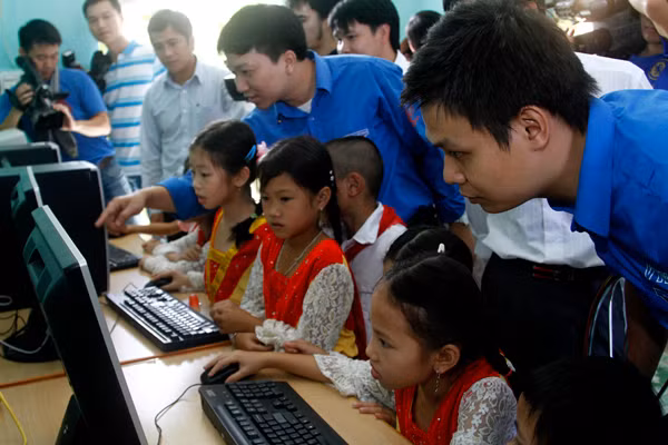 Các tình nguyện viên lắp ráp và kết nối internet cho các máy tính trong thư viện. Các tình nguyện viên cũng đã hướng dẫn các em học sinh sử dụng máy tính và truy cập trang web điện tử