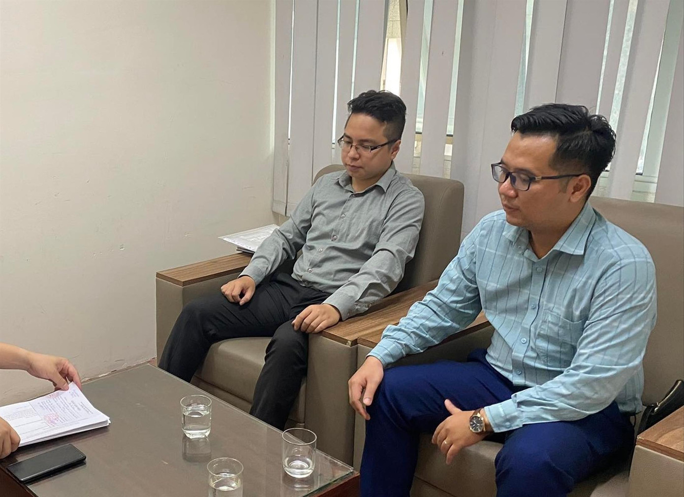 Đại diện Công ty Luật TNHH Hiệp Thành đến Báo Tiền Phong cung cấp các tài liệu liên quan đến việc ông Dương Thế Đoàn