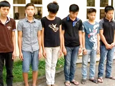 Nhóm trai làng thay nhau làm nhục cô bé quen qua mạng gặp lần đầu