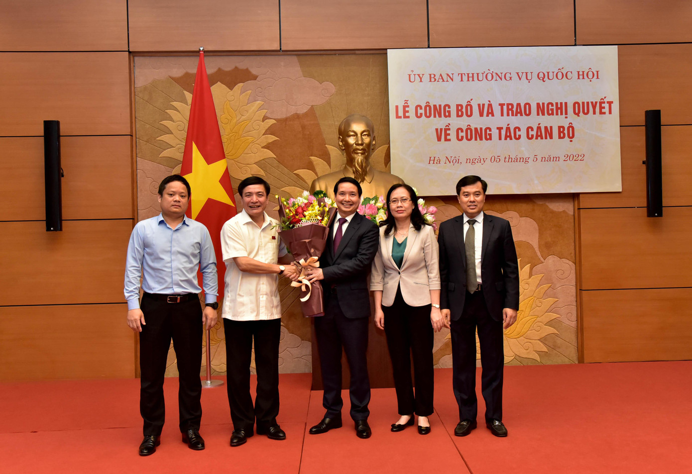 Tổng Thư ký, Chủ nhiệm Văn phòng Quốc hội Bùi Văn Cường cùng các Phó Chủ nhiệm tặng hoa chúc mừng ông Phạm Thái Hà. Tổng Thư ký, Chủ nhiệm Văn phòng Quốc hội Bùi Văn Cường cùng các Phó Chủ nhiệm tặng hoa chúc mừng ông Phạm Thái Hà.