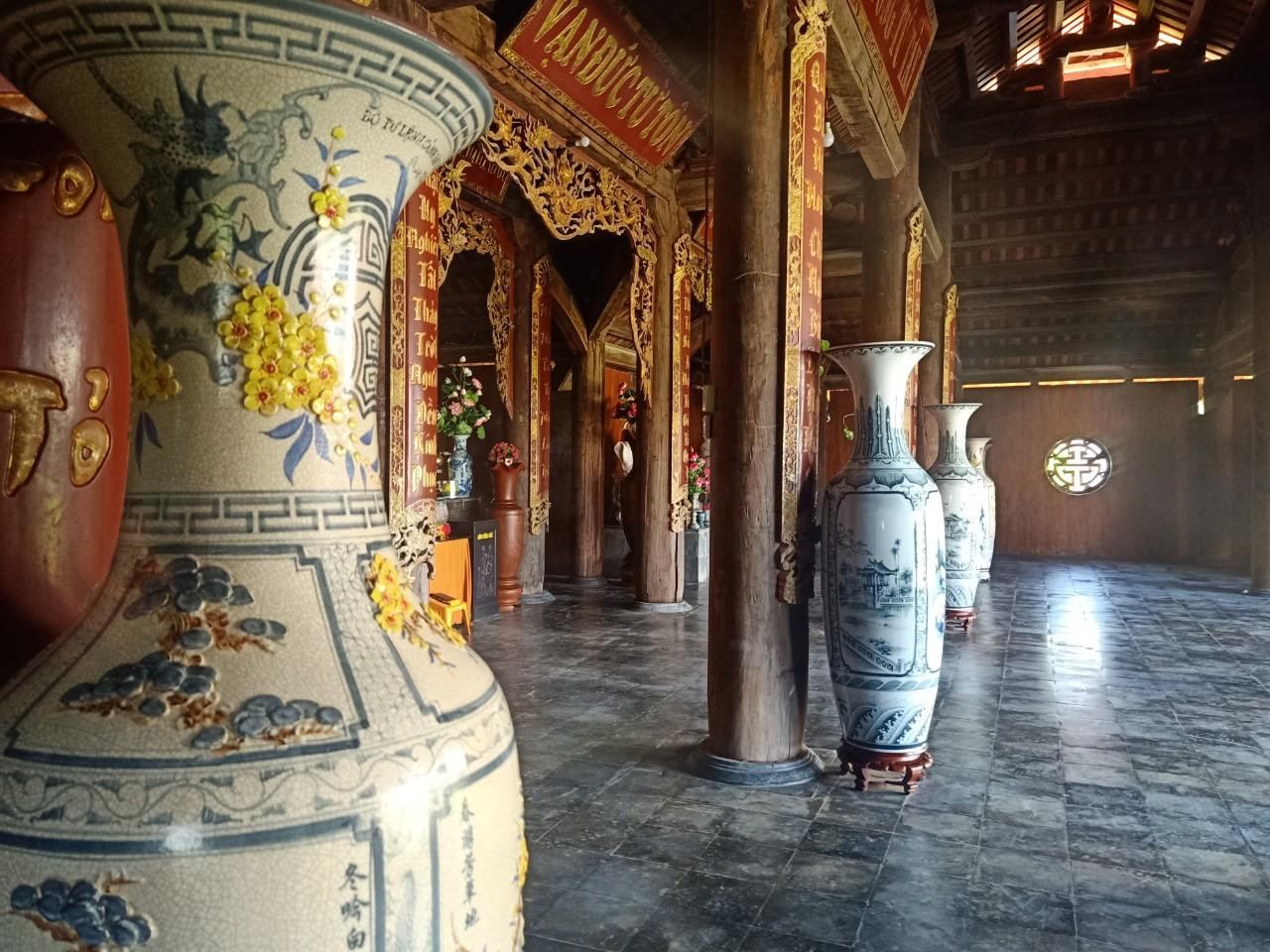 Bên trong chùa Song Tử Tây