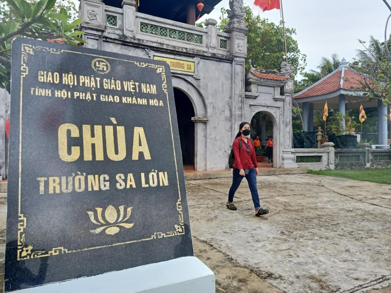 Cổng chùa Trường Sa Lớn xây bằng bê tông. Đây là điểm khác biệt của chùa Trường Sa Lớn với các ngôi chùa khác ở Trường Sa.