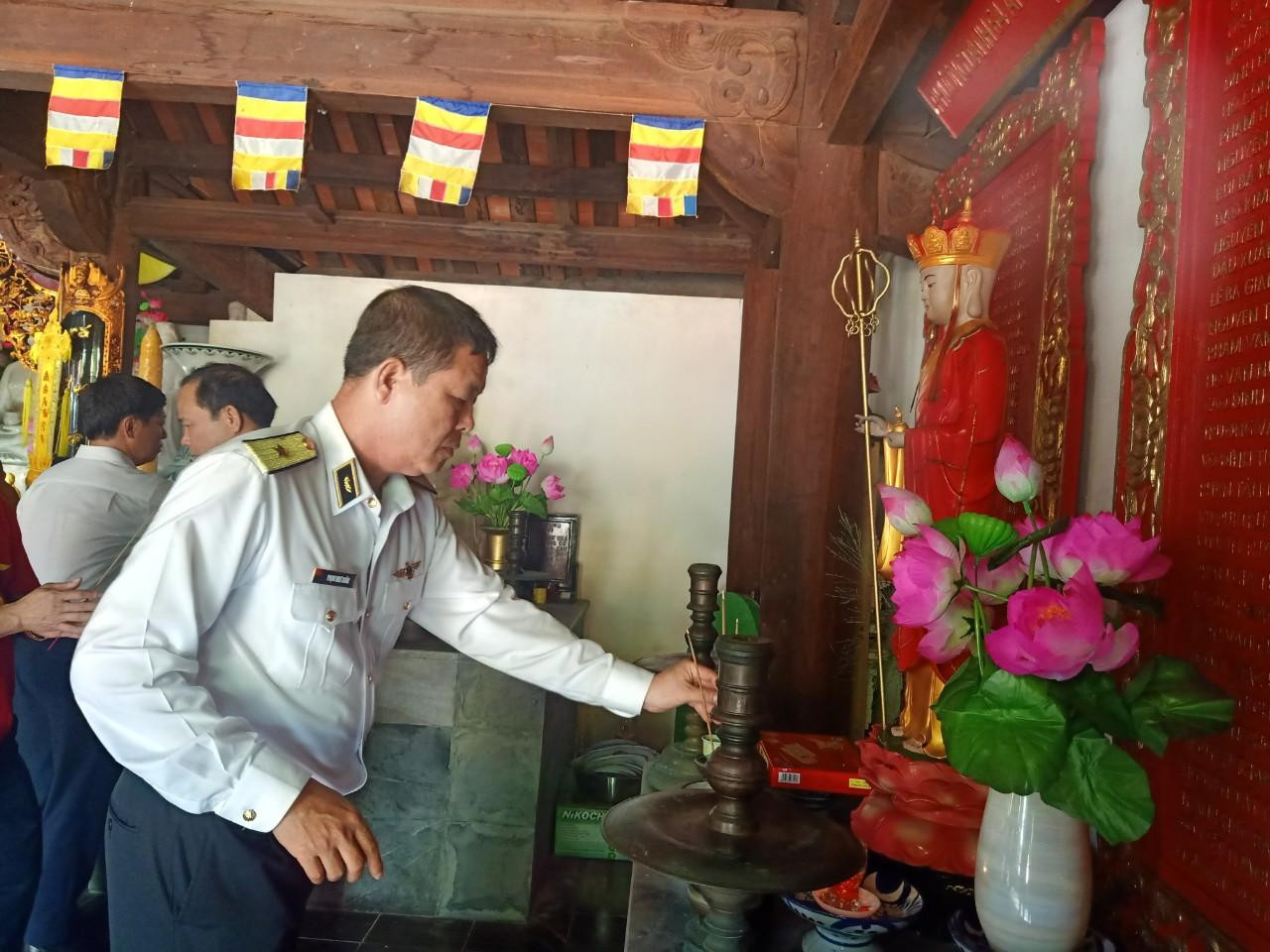 Bên trong chùa Sinh Tồn