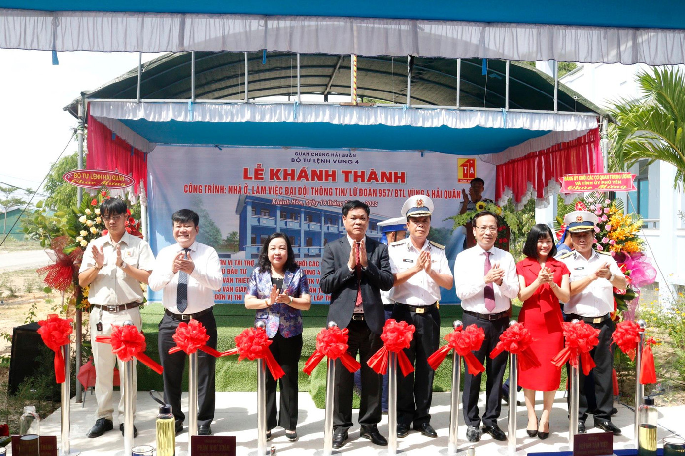 Các đại biểu tham dự cắt băng khánh thành công trình “Nhà ở, làm việc đại đội Thông tin - Lữ đoàn 957, Vùng 4 Hải Quân”. Các đại biểu tham dự cắt băng khánh thành công trình “Nhà ở, làm việc đại đội Thông tin - Lữ đoàn 957, Vùng 4 Hải Quân”.