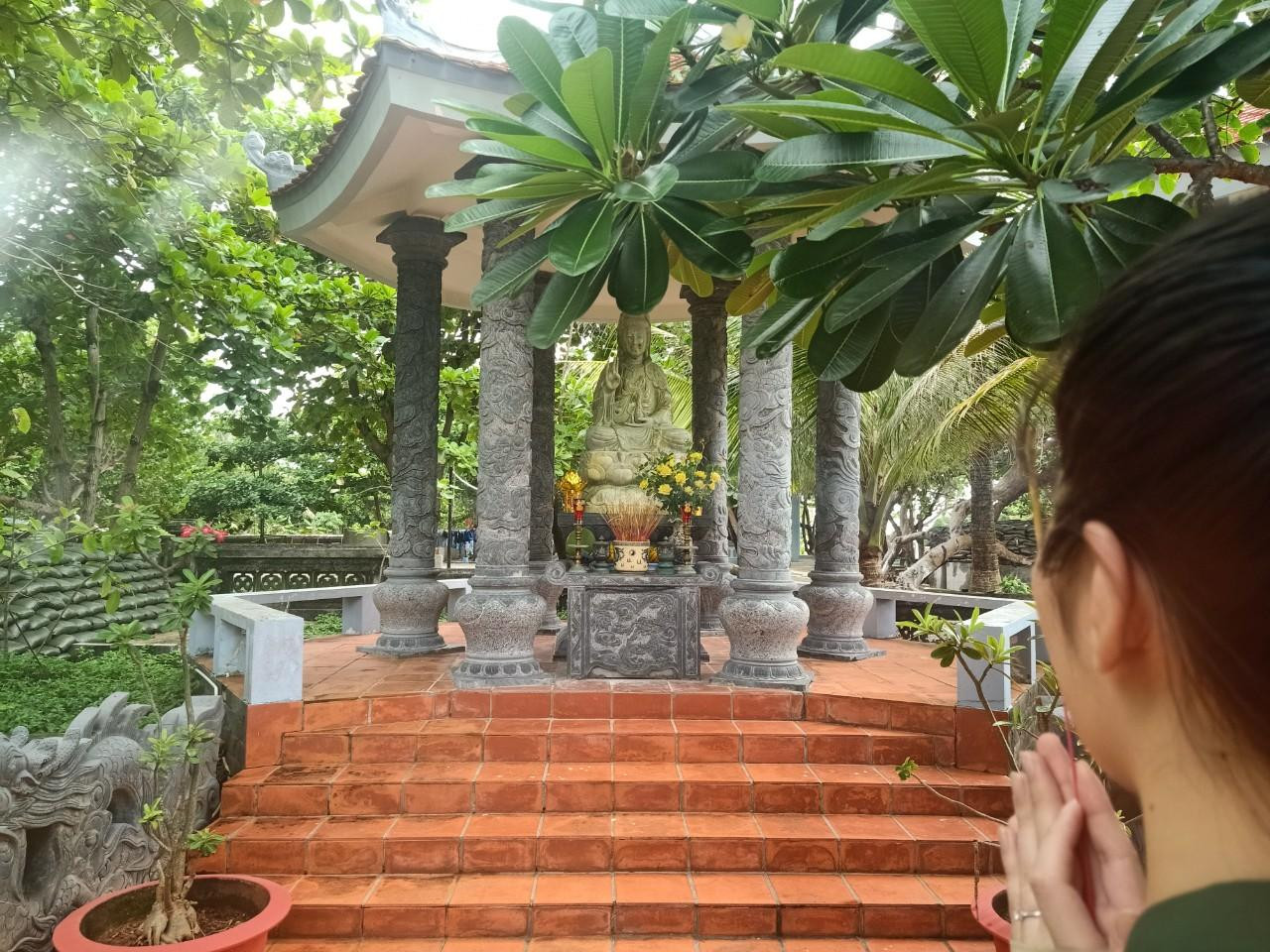 Một bức tượng Phật đặt bên trong khuôn viên chùa.