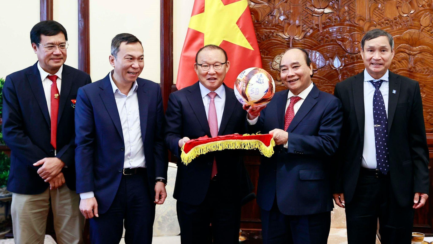 Chủ tịch nước Nguyễn Xuân Phúc gặp mặt HLV Park Hang-seo và HLV Mai Đức Chung