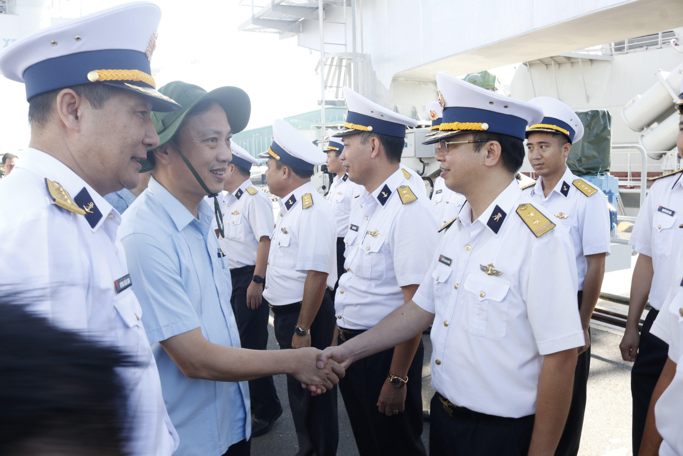 Các thành viên Đoàn công tác số 8 thăm, động viên cán bộ, chiến sĩ Lữ đoàn 162 và nhà máy X52. Các thành viên Đoàn công tác số 8 thăm, động viên cán bộ, chiến sĩ Lữ đoàn 162 và nhà máy X52.