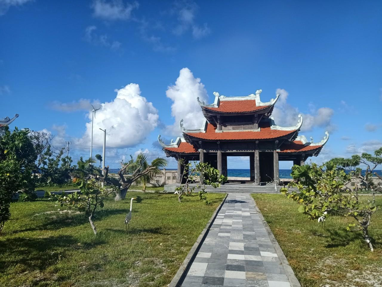 Chùa có kiến trúc mái cong, lợp ngói giống như các ngôi chùa miền Bắc.