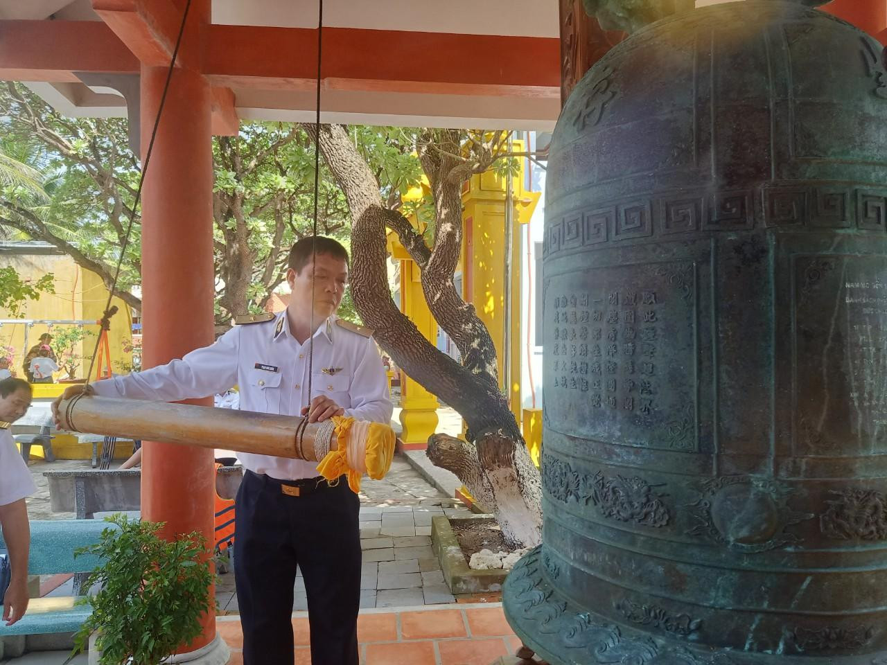 Tiếng chuông chùa vang lên và ngân xa hòa cùng tiếng sóng biển hiền hòa.