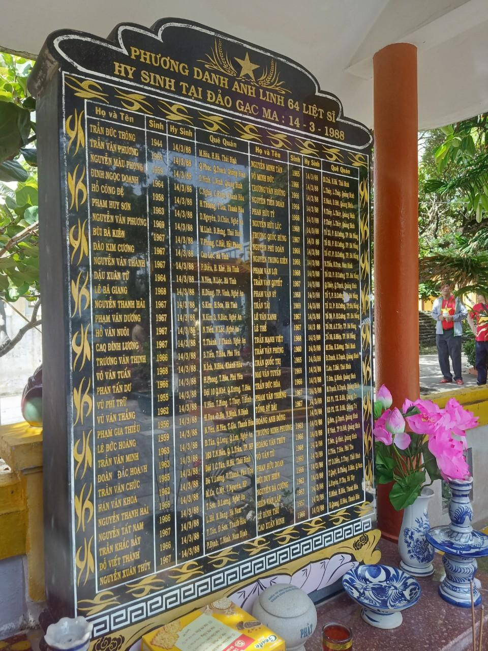 Tấm bia ghi danh 64 anh hùng liệt sĩ đã hy sinh anh dũng tại Gạc Ma.