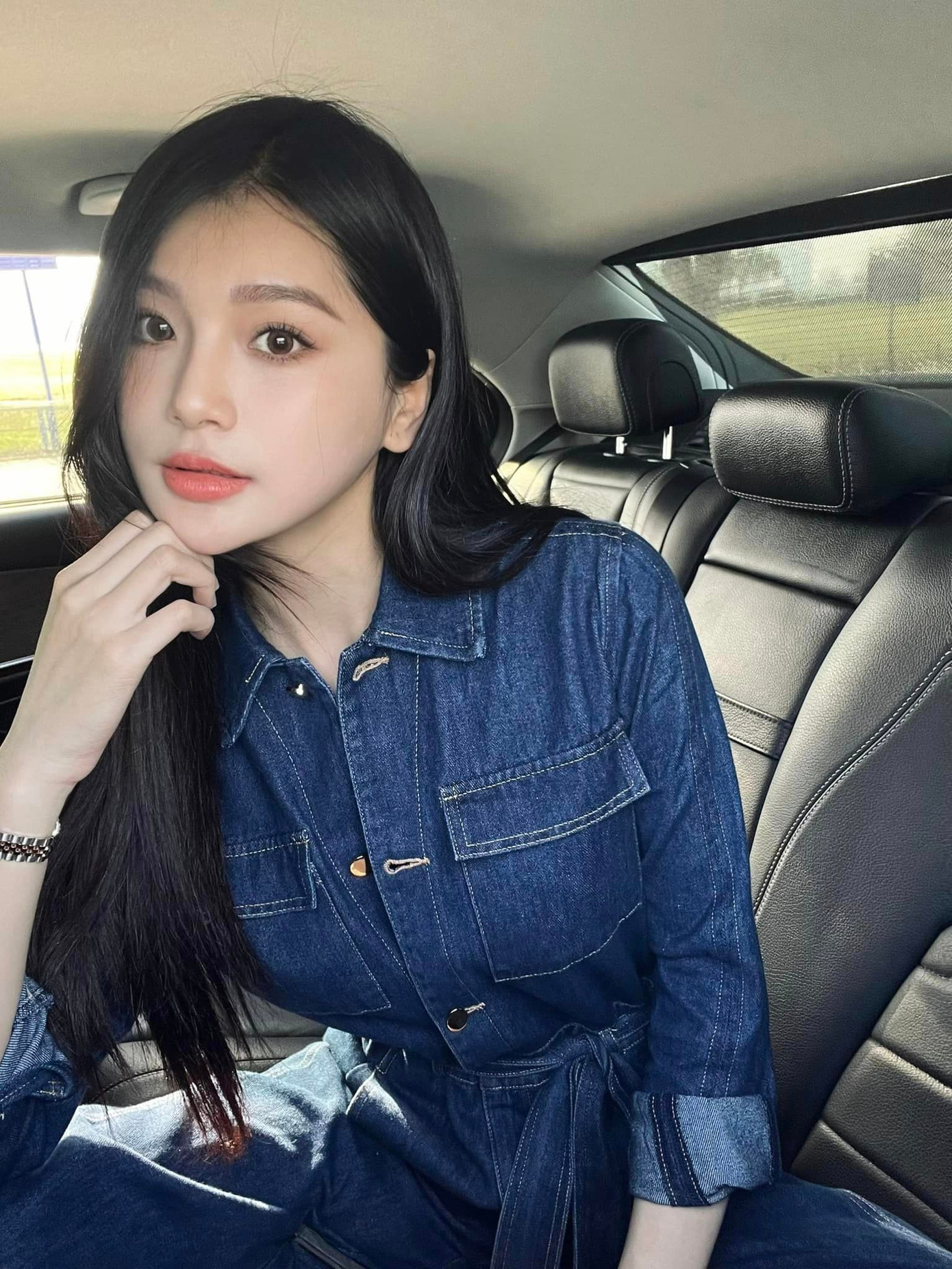 Trong những bức ảnh đời thường, Khánh Linh được khen sở hữu nhan sắc ngọt ngào và gu thời trang cá tính.