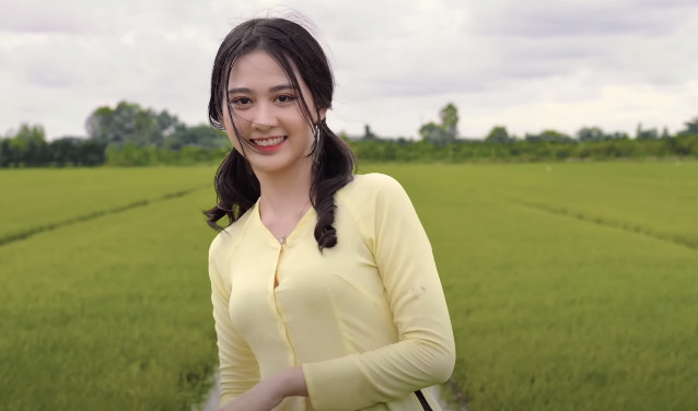 Kim Ngân cũng đóng chính trong MV Người mới của Hoài Lâm thời điểm đó. Trong MV, Hoài Lâm và bạn gái hóa thành cặp tình nhân yêu đương mặn nồng nhưng bị gia đình phản đối. Họ có những cử chỉ thân mật, tình cảm.