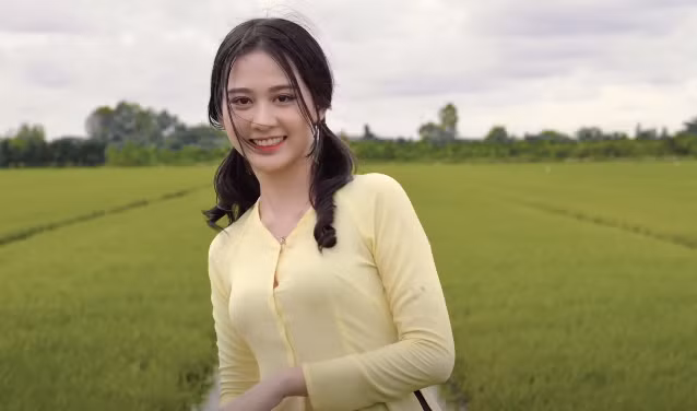 Kim Ngân cũng đóng chính trong MV Người mới của Hoài Lâm thời điểm đó. Trong MV, Hoài Lâm và bạn gái hóa thành cặp tình nhân yêu đương mặn nồng nhưng bị gia đình phản đối. Họ có những cử chỉ thân mật, tình cảm. Kim Ngân cũng đóng chính trong MV Người mới của Hoài Lâm thời điểm đó. Trong MV, Hoài Lâm và bạn gái hóa thành cặp tình nhân yêu đương mặn nồng nhưng bị gia đình phản đối. Họ có những cử chỉ thân mật, tình cảm.