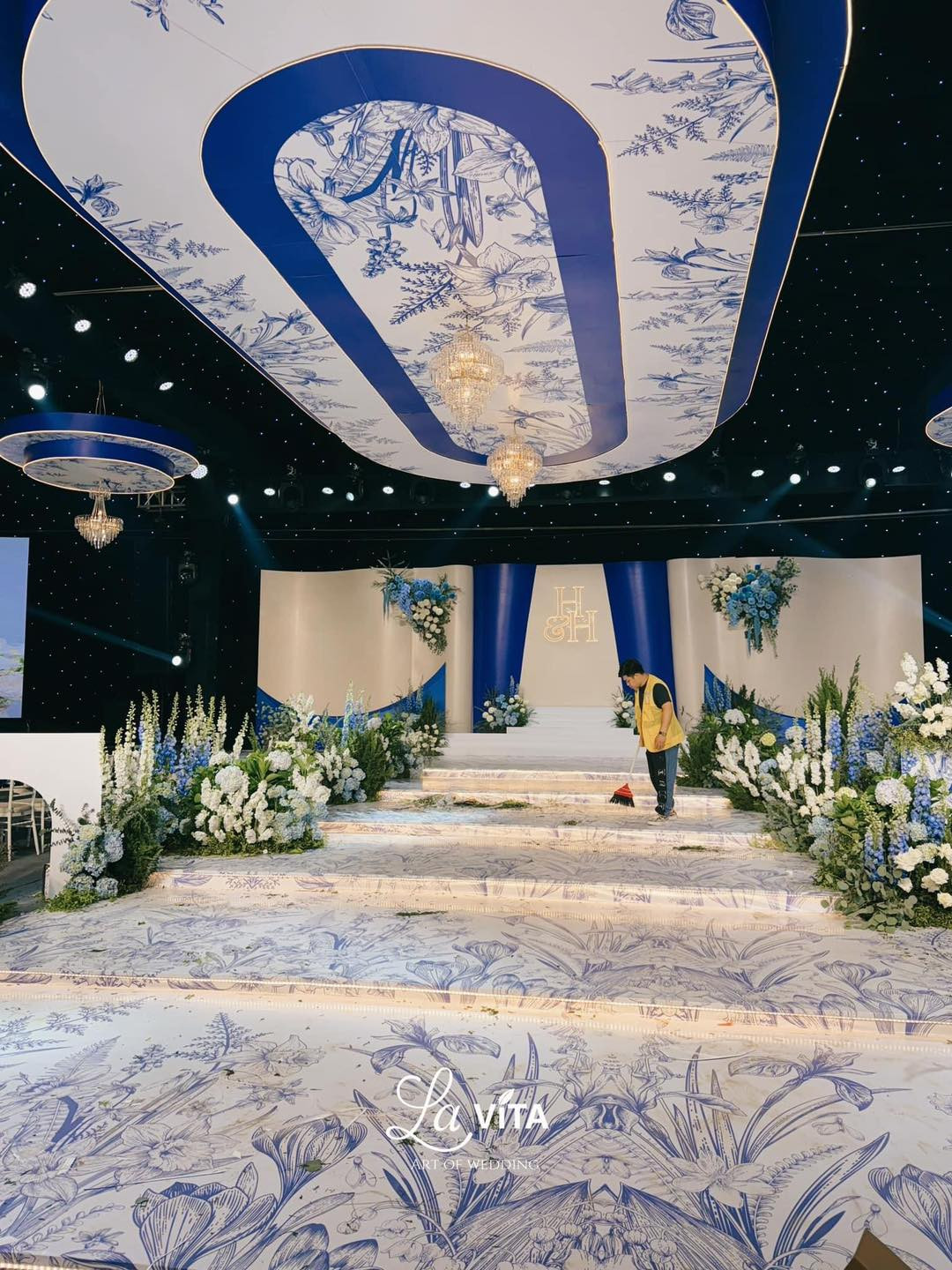 Hình ảnh rạp cưới ở nhà trai được đơn vị thi công đăng tải tối 27/3.