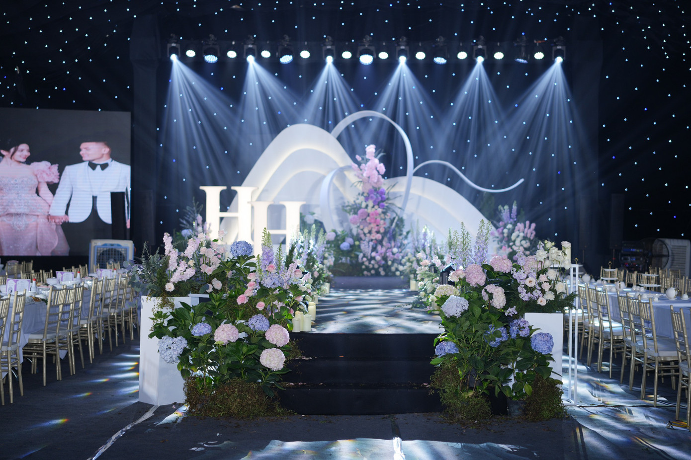 Decor bên trong rạp cưới của hai bên khá tương đồng. Lấy điểm nhấn là hai chữ cái biểu tượng cho tên cô dâu Chu Thanh Huyền và chú rể Quang Hải.