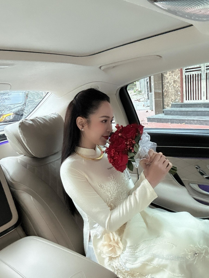 Kim Oanh diện áo dài trắng trong đám cưới hôm 29/2 (tức 20/1 âm lịch).