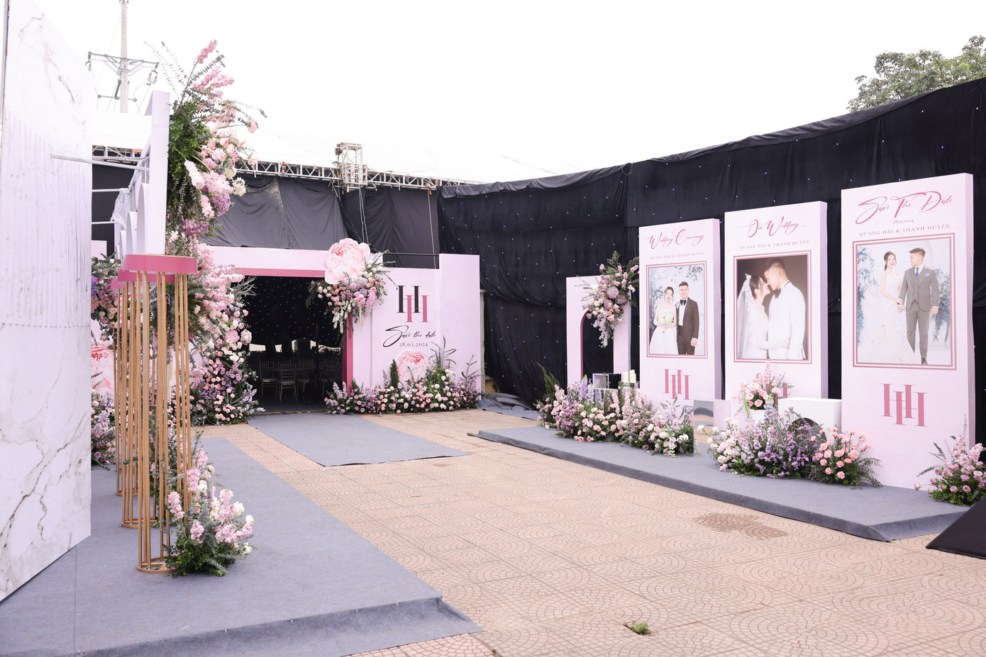 Lúc này, công tác chuẩn bị ở nhà cô dâu Chu Thanh Huyền đã sẵn sàng. Rạp cưới được trang trí chủ yếu với tông trắng, hồng.