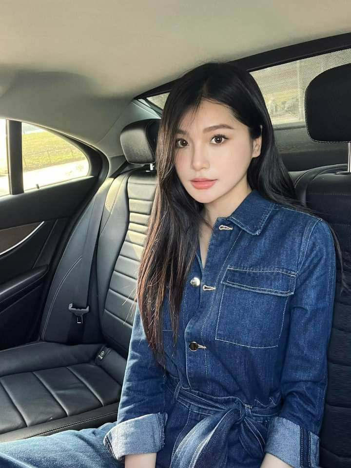 Trong những bức ảnh đời thường, Khánh Linh được khen sở hữu nhan sắc ngọt ngào và gu thời trang cá tính.