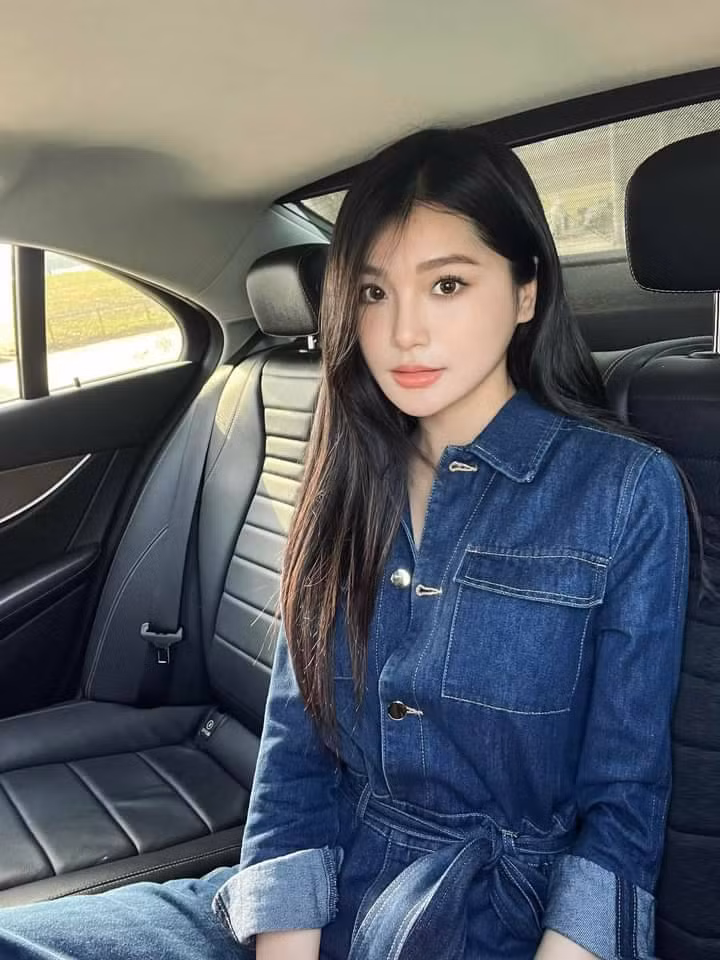 Trong những bức ảnh đời thường, Khánh Linh được khen sở hữu nhan sắc ngọt ngào và gu thời trang cá tính. Trong những bức ảnh đời thường, Khánh Linh được khen sở hữu nhan sắc ngọt ngào và gu thời trang cá tính.