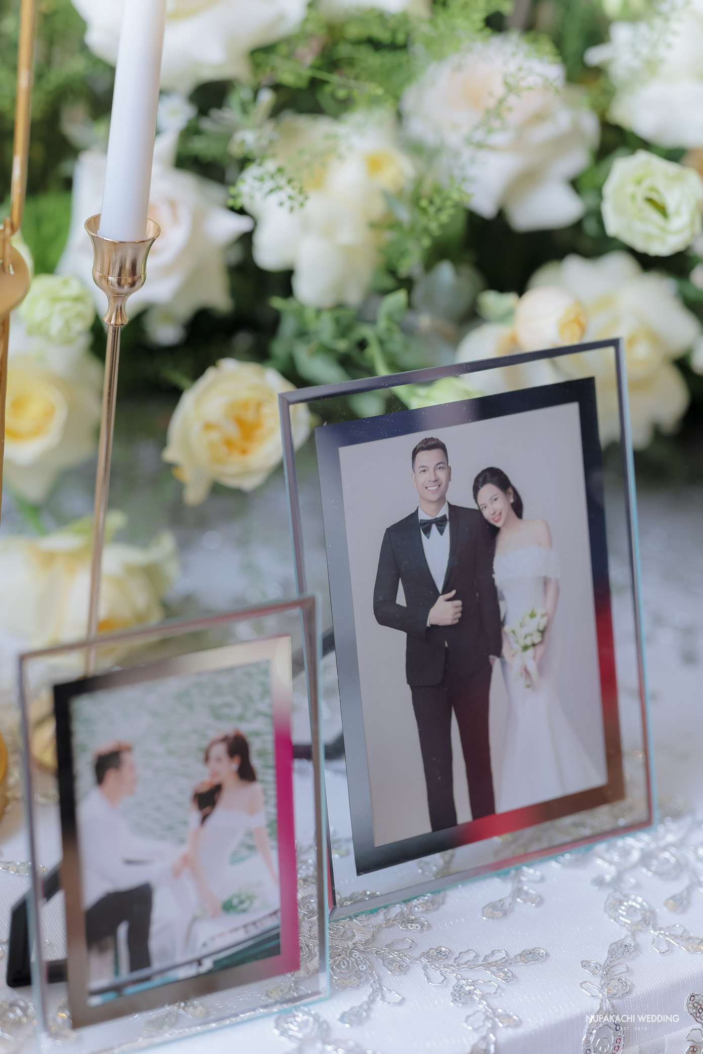 Những khoảnh khắc của cặp đôi được bày tại sảnh đón khách.