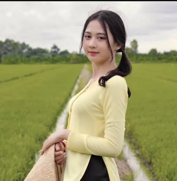 Khi nhận được nhiều lời chúc mừng từ phía đồng nghiệp, người hâm mộ, Hoài Lâm nhắc đến bạn gái trong phần bình luận: “Em vào xem người ta chúc mừng mình kìa”.