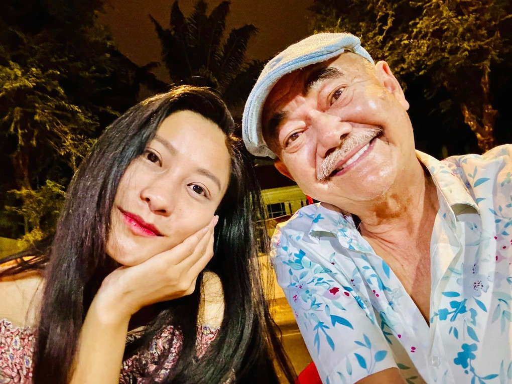 Những hình ảnh khiến NSND Việt Anh vướng nghi vấn yêu bạn gái kém nhiều tuổi.