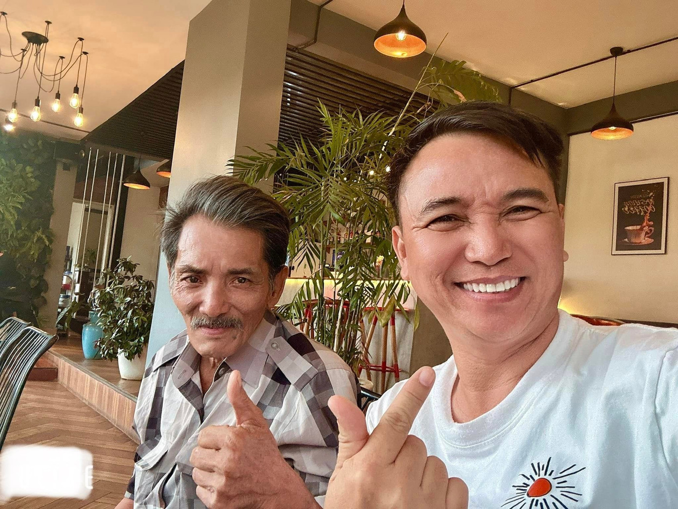 Nhạc sĩ Tô Hiếu và nghệ sĩ Thương Tín. Tô Hiếu khẳng định anh vẫn hỗ trợ về mọi mặt đời sống cho nghệ sĩ Tô Hiếu.