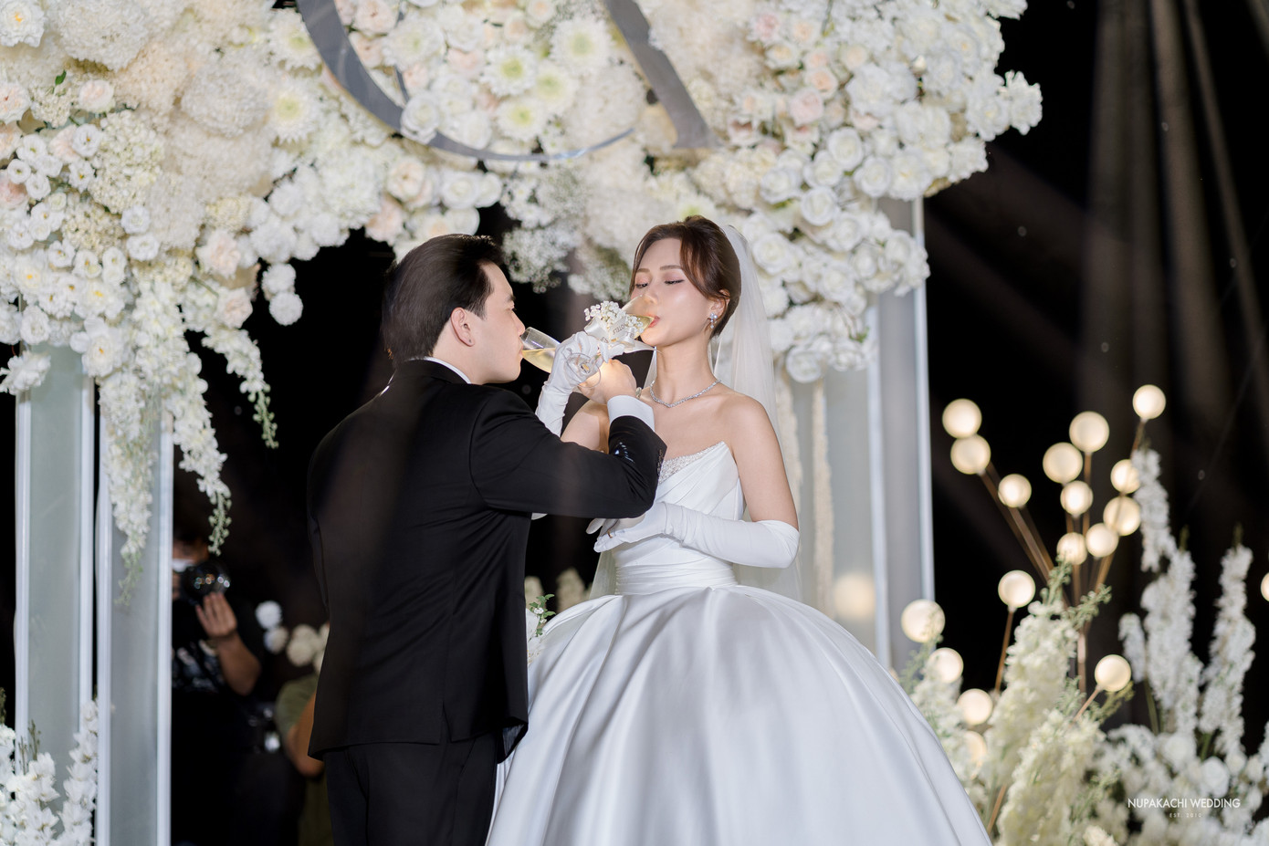 Ngọc Anh được bố dẫn vào lễ đường trong tiệc cưới. Sau đó, cặp đôi cùng thực hiện các nghi thức truyền thống như trao nhẫn, uống rượu giao bôi, thề nguyện... Ảnh: Nupakachi Wedding.