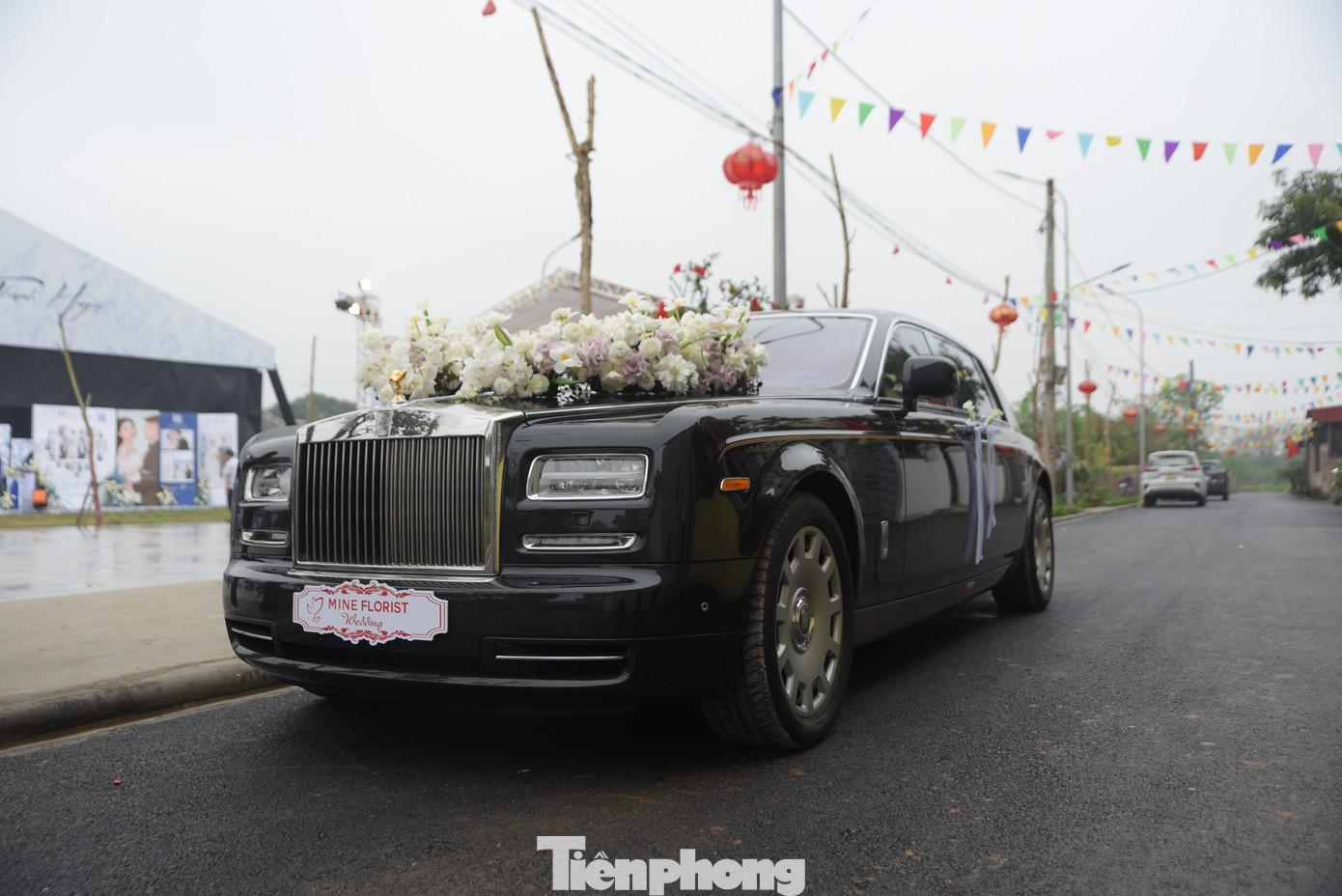 Theo nguồn tin của Tiền Phong, khoảng 10h, Quang Hải và đại diện nhà trai sang nhà cô dâu Chu Thanh Huyền. Quang Hải sử dụng siêu xe Rolls-Royce Phantom series 2 để đón cô dâu Chu Thanh Huyền.