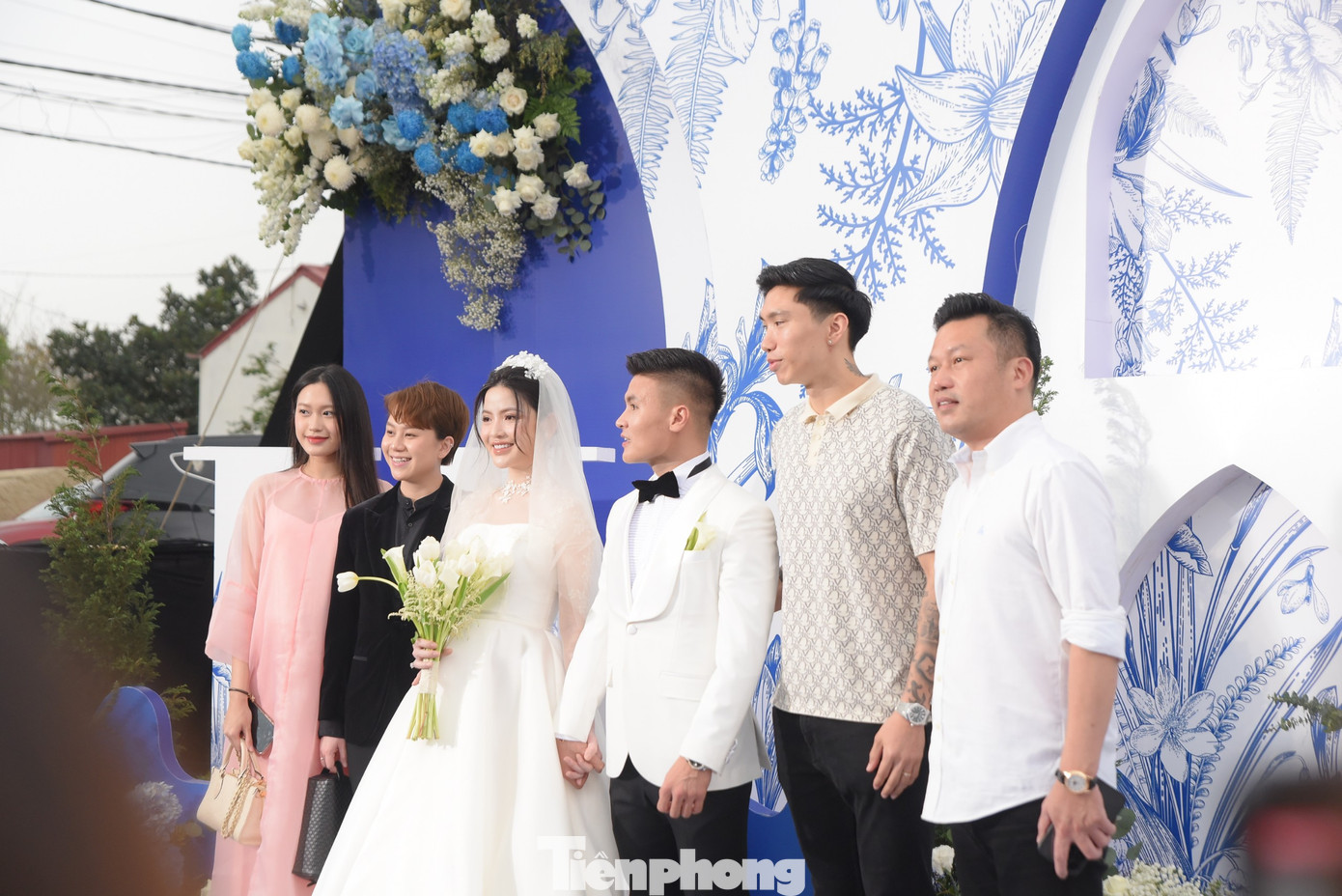 Diễn viên Bảo Hân diện đồ đen chụp ảnh lưu niệm cùng cô dâu, chú rể. Bảo Hân khá thân thiết với dàn WAGs của đội tuyển Việt Nam.