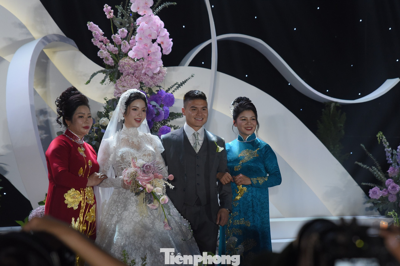 Cặp đôi chụp ảnh lưu niệm cùng hai mẹ.