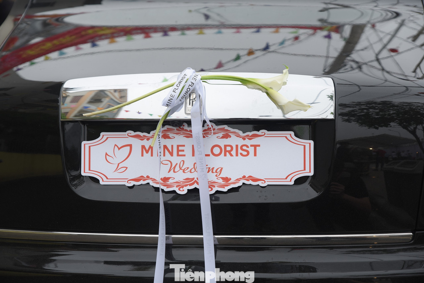 Trước đó, xe hoa được sử dụng trong lễ ăn hỏi Quang Hải là Bentley Flying Spur đời 2015 có giá khoảng 10 tỷ đồng. Ngoài ra, siêu xe Rolls-Royce Ghost màu đen đời 2015 cũng được trưng dụng trong dàn xe đi ăn hỏi có giá khoảng 15 tỷ đồng.