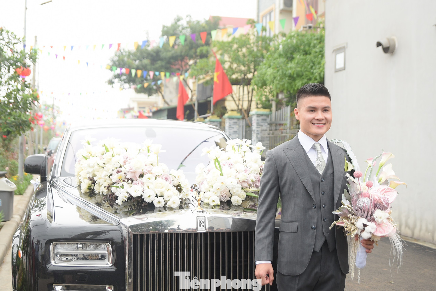 Đám cưới Quang Hải và Chu Thanh Huyền diễn ra sáng 28/3. Cả hai thực hiện theo các nghi thức truyền thống của địa phương trước khi tổ chức tiệc mừng vào buổi chiều cùng ngày.