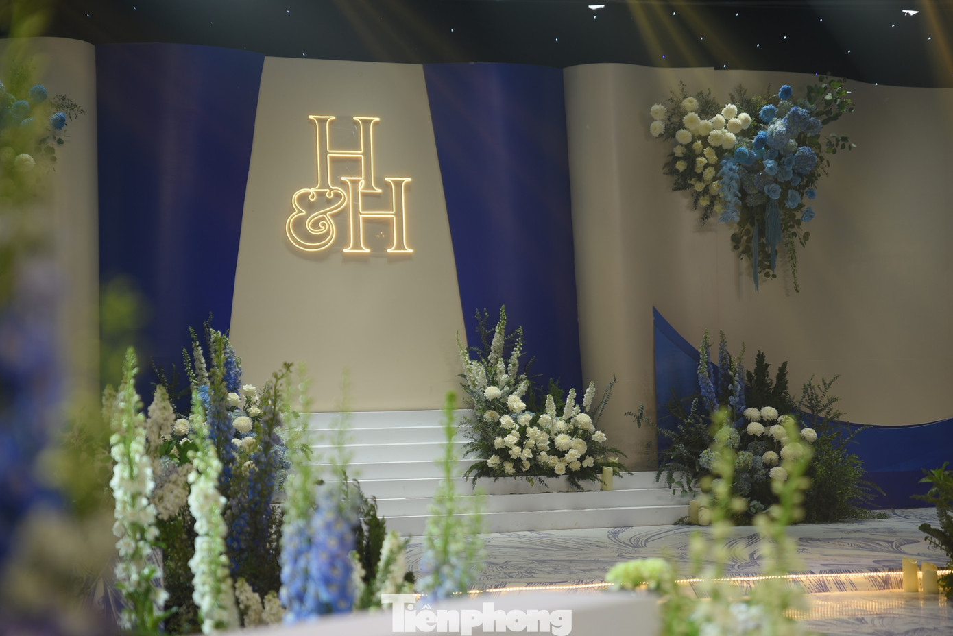 Bên trong rạp cưới được trang trí toàn bộ bằng hoa tươi.
