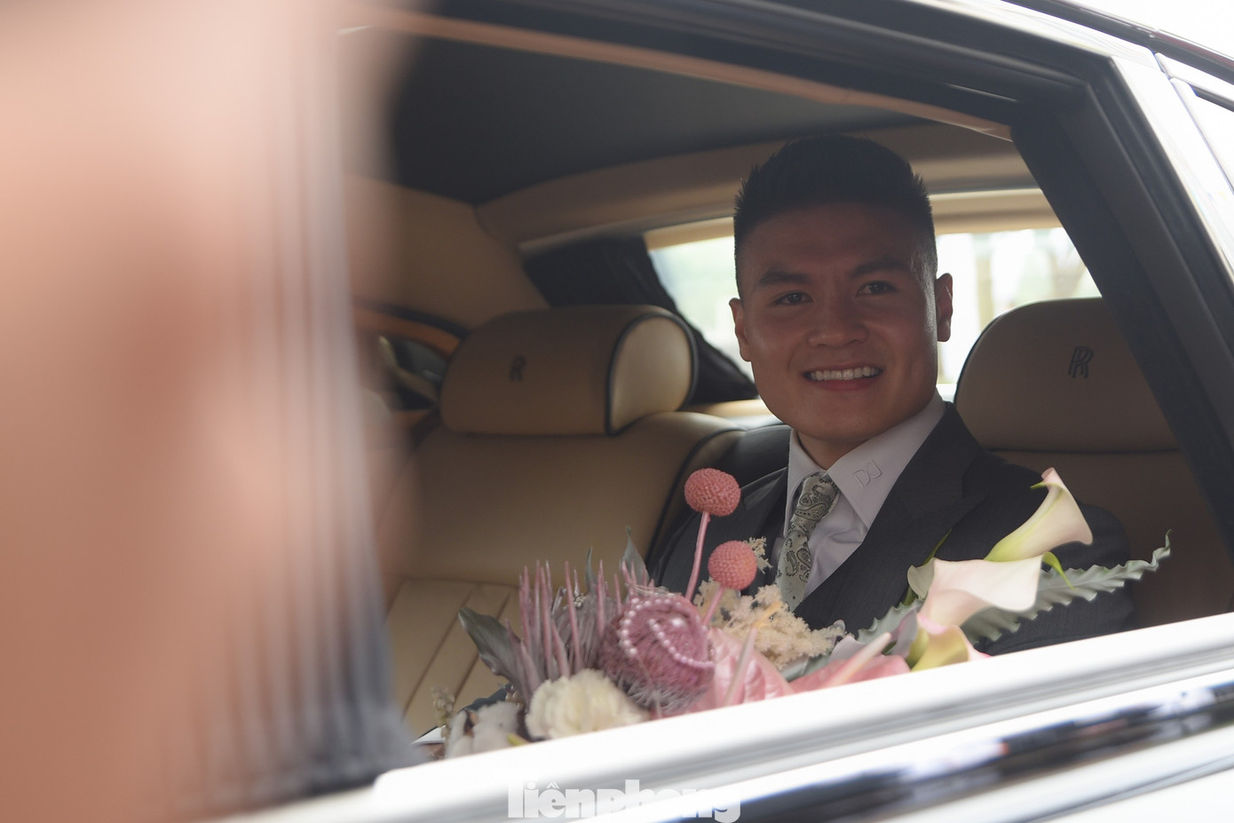 Nam cầu thủ rạng rỡ trước giờ xuất phát sang nhà gái.