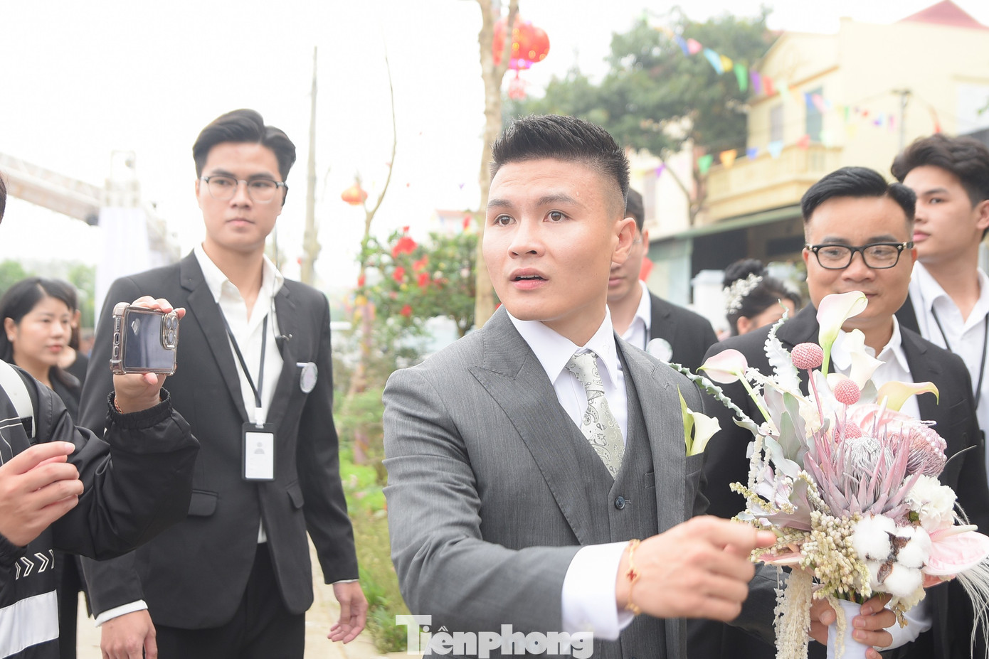 Theo phong tục địa phương, mẹ Quang Hải cùng đoàn nhà trai đi đón con dâu.