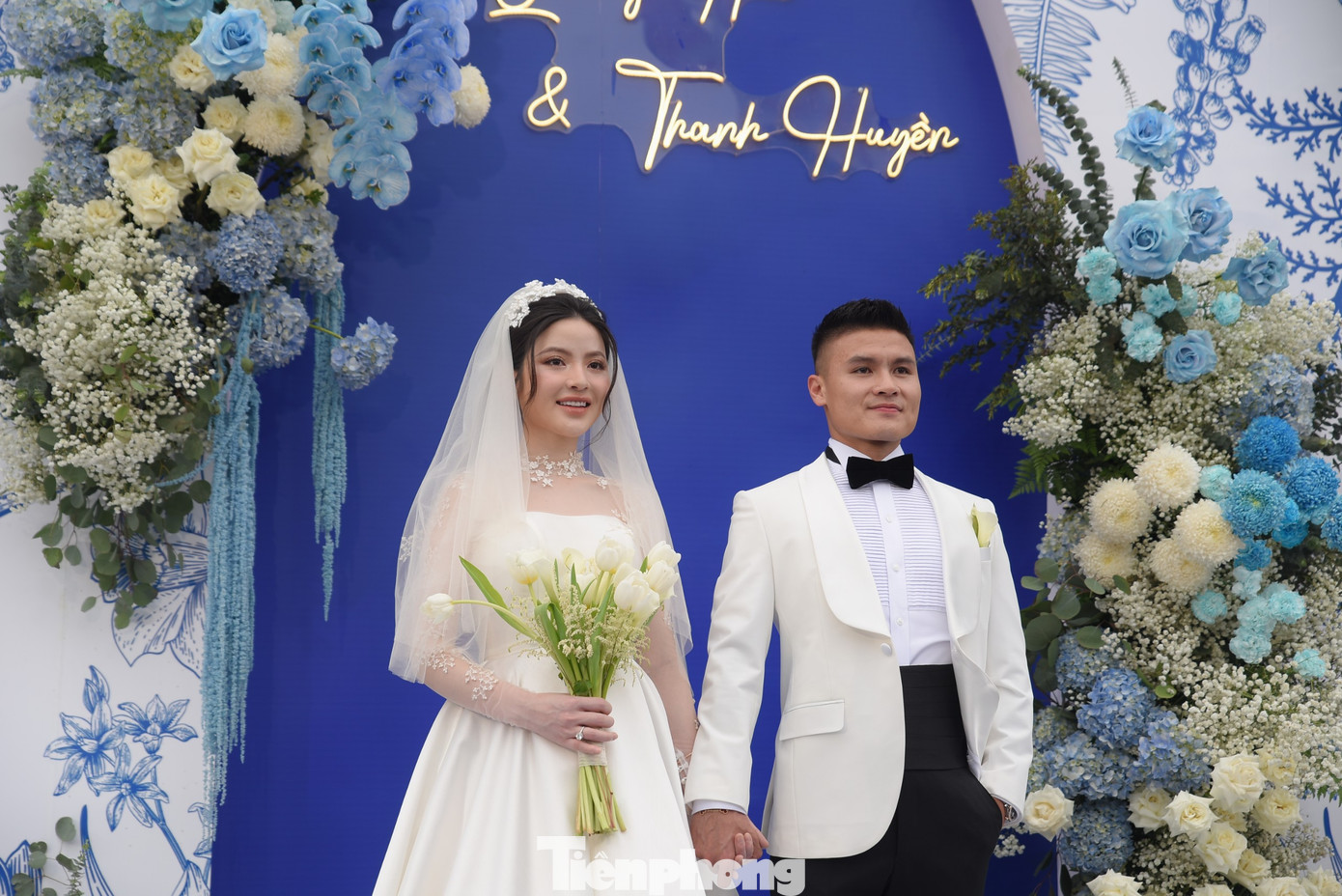 Vào lúc 16h ngày 28/3, Quang Hải và Chu Thanh Huyền tổ chức tiệc cưới tại sân bóng ở Đông Anh, Hà Nội.