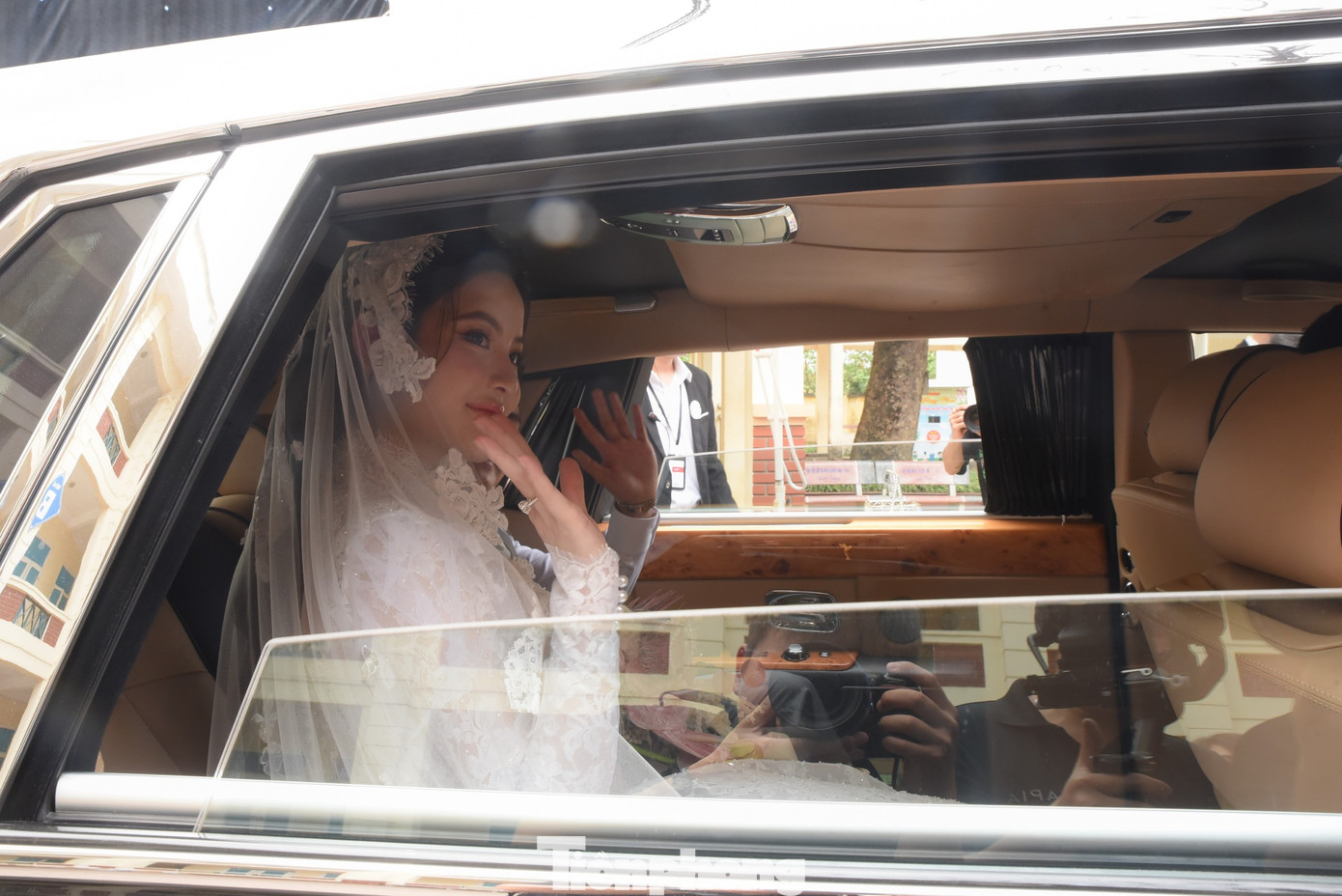 Khoảng 11h, Chu Thanh Huyền chính thức lên xe hoa.