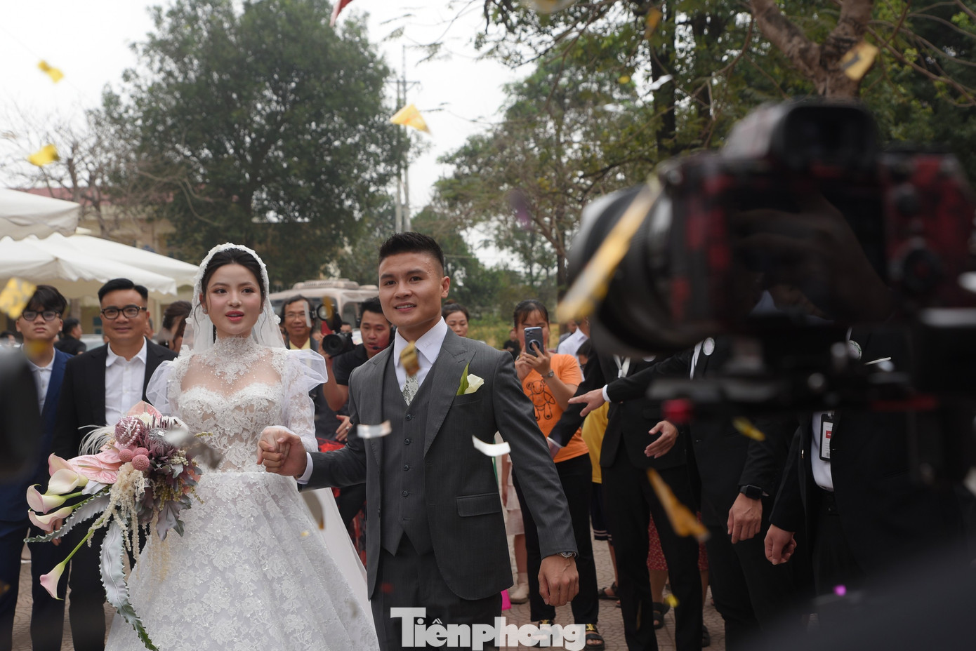 Trước khi lên xe hoa về nhà chồng, Chu Thanh Huyền cùng Quang Hải ra mắt quan viên hai họ tại hôn trường nhà gái.