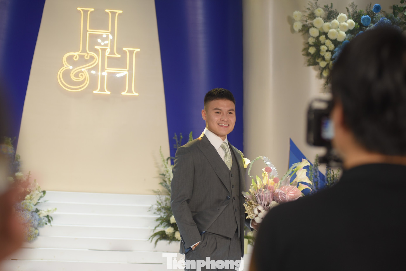 Trước đó, nam cầu thủ đã xuất hiện với vest lịch lãm chụp ảnh lưu niệm cùng bạn bè, người thân ở hôn trường.