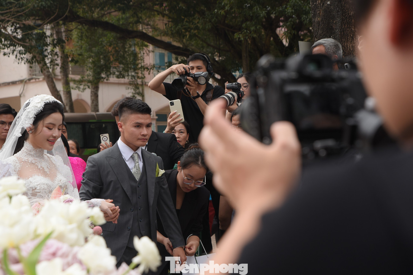Sau khi thực hiện nghi thức truyền thống tại nhà, cô dâu và chú rể tiến về hôn trường để ra mắt quan viên hai họ, chụp ảnh lưu niệm.