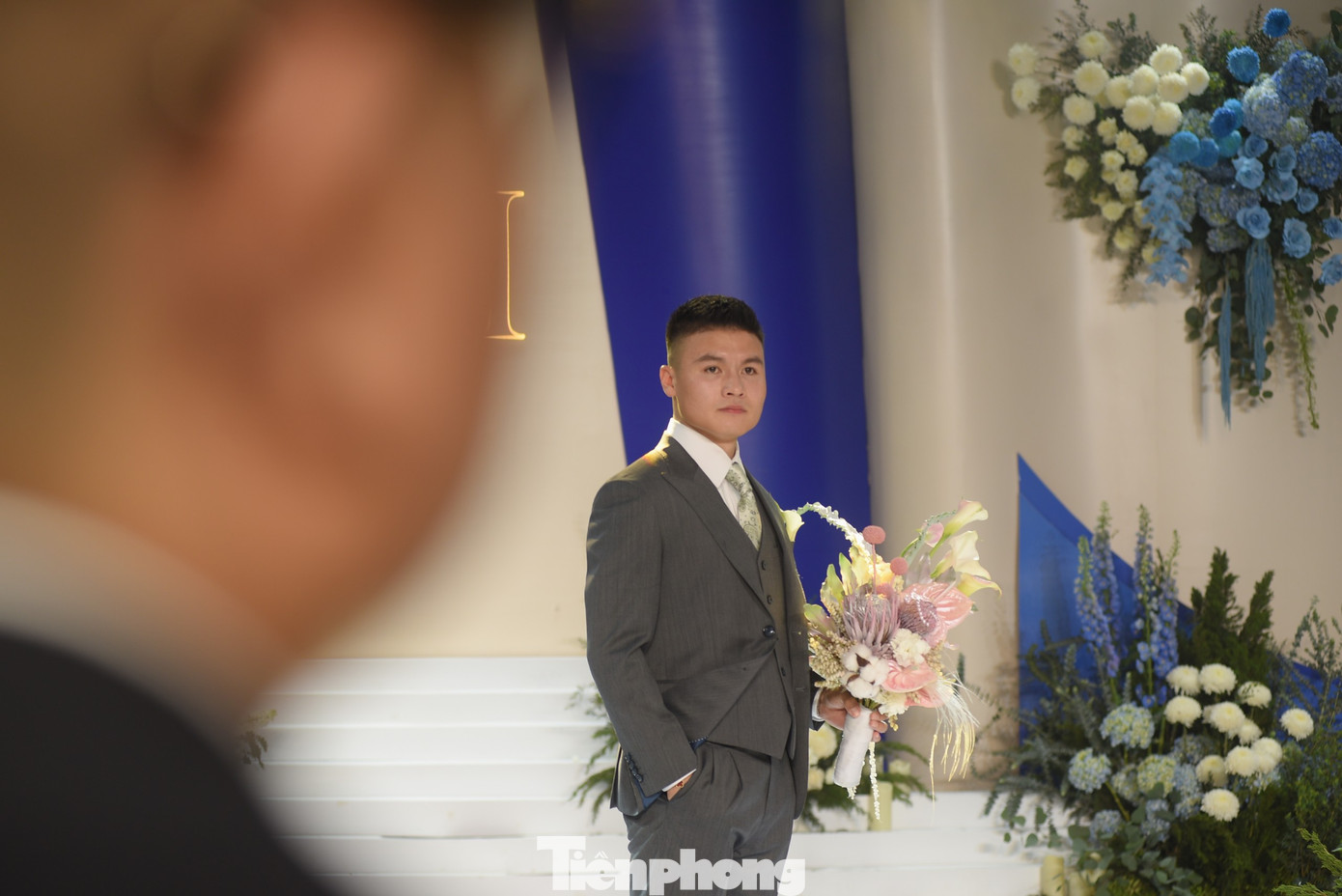 Bó hoa cưới Quang Hải mang sang nhà gái được nhập khẩu hoàn toàn từ Mỹ và Hà Lan.